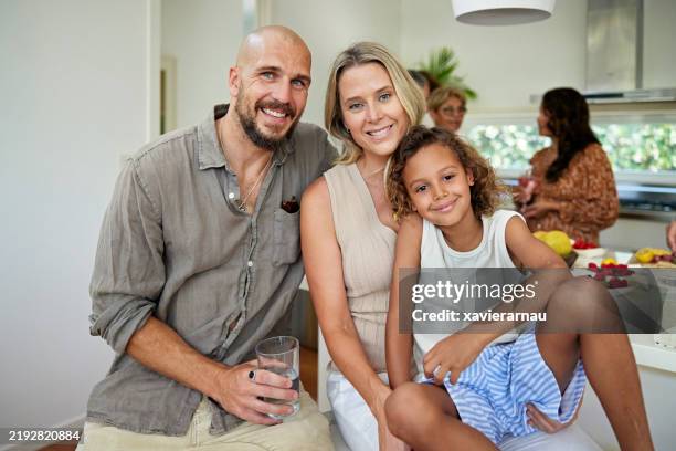 retrato de fiesta de familia con un niño - cultura australiana fotografías e imágenes de stock