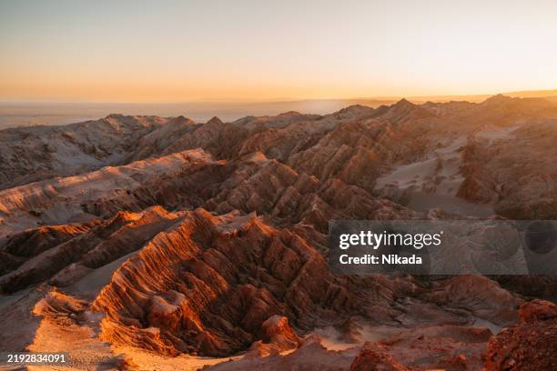 malerischer blick auf die berglandschaft der atacama-wüste bei sonnenuntergang - atacama stock-fotos und bilder
