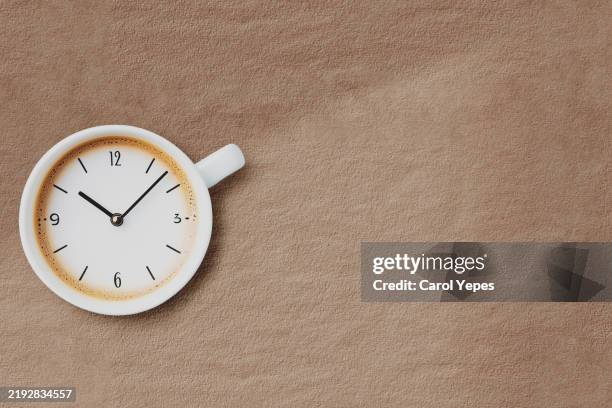 clock in a coffee cup - koffiepauze stockfoto's en -beelden