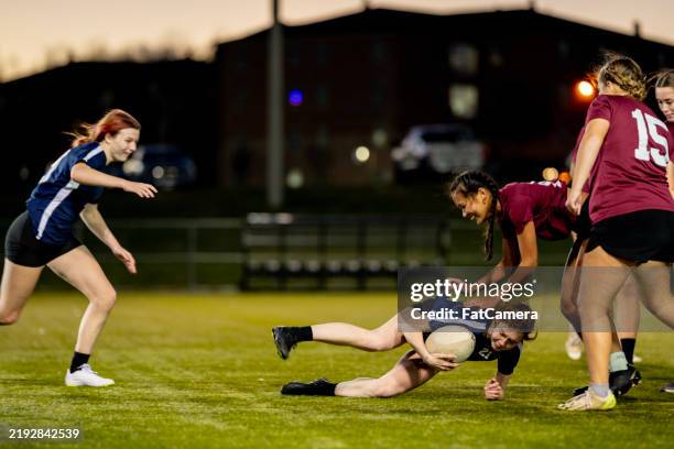 rugby féminin - ballon rugby photos et images de collection