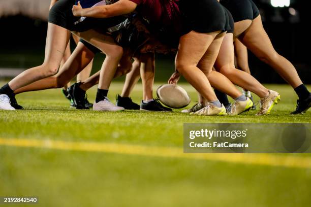 rugby féminin - ballon rugby photos et images de collection