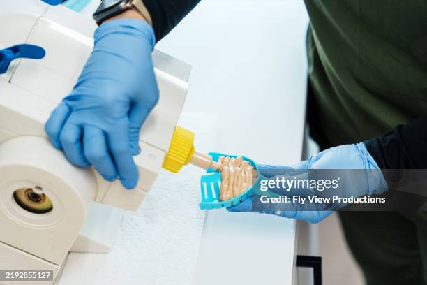 el dentista se prepara para tomar la impresión de los dientes del paciente - amoldar fotografías e imágenes de stock