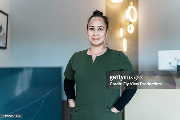 porträt einer philippinischen zahnarzthelferin bei der arbeit - zahnarzthelfer stock-fotos und bilder