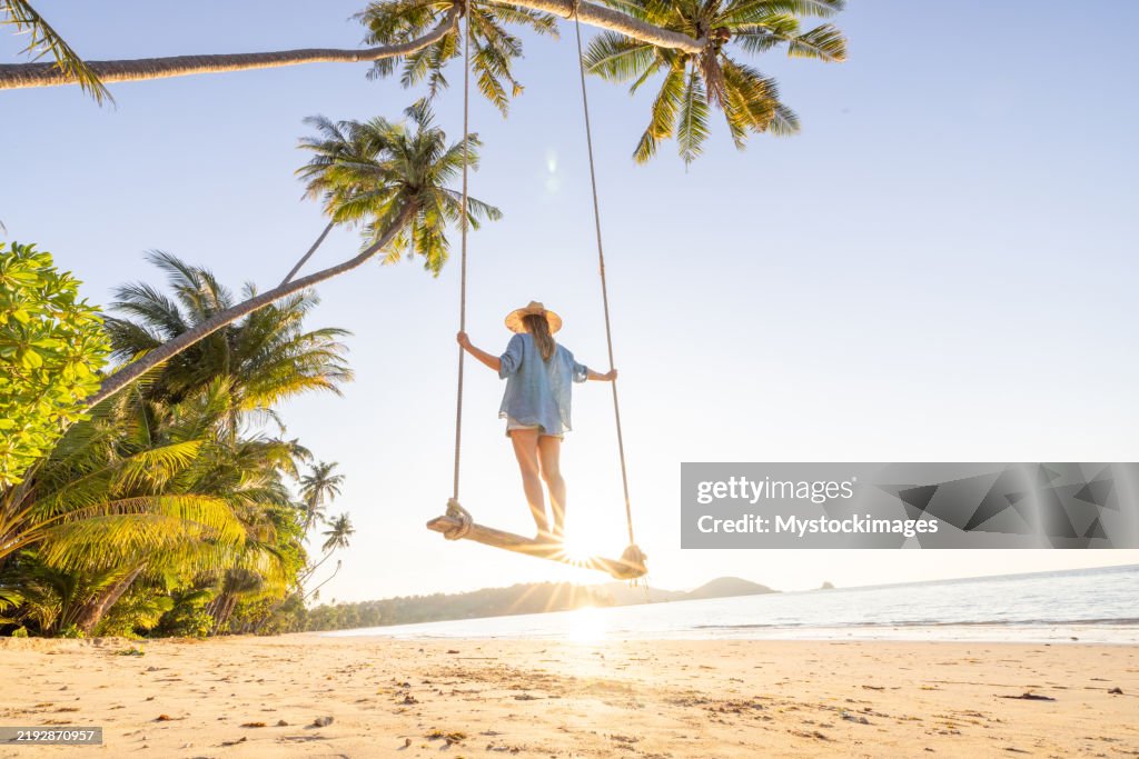 Frau Auf Schaukel Am Tropischen Strand Während Des Sonnenuntergangs
