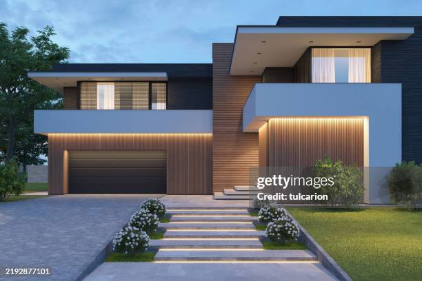 villa contemporanea con splendida facciata in pietra e pannelli di legno e cortile anteriore al tramonto - luce led foto e immagini stock