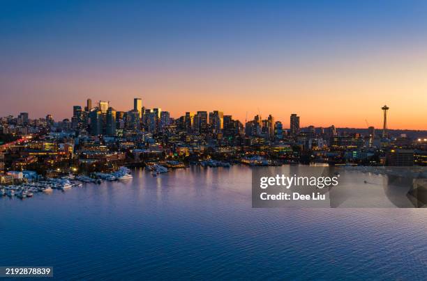aérea del horizonte de seattle al anochecer con space needle y waterfront - seattle fotografías e imágenes de stock