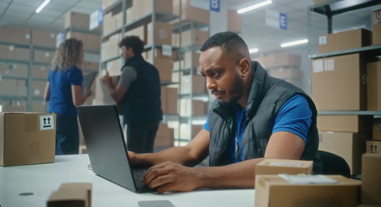 https://media.gettyimages.com/id/2192888206/video/african-american-post-office-employee-scans-parcels-with-barcode-scanner-enters-data-on-laptop.jpg?b=1&s=640x640&k=20&c=BCofo70GfxMjqKxV34Ki-hmck5owCwZigCvmB7jPIlE=