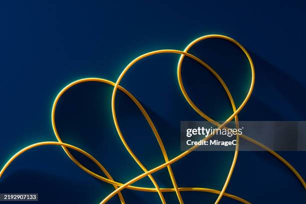 cluttered yellow ropes tangled together - kommunikationsproblem stock-fotos und bilder