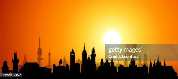 ilustraciones, imágenes clip art, dibujos animados e iconos de stock de silueta del horizonte de praga (todos los edificios son móviles y completos) - vieja plaza de praga