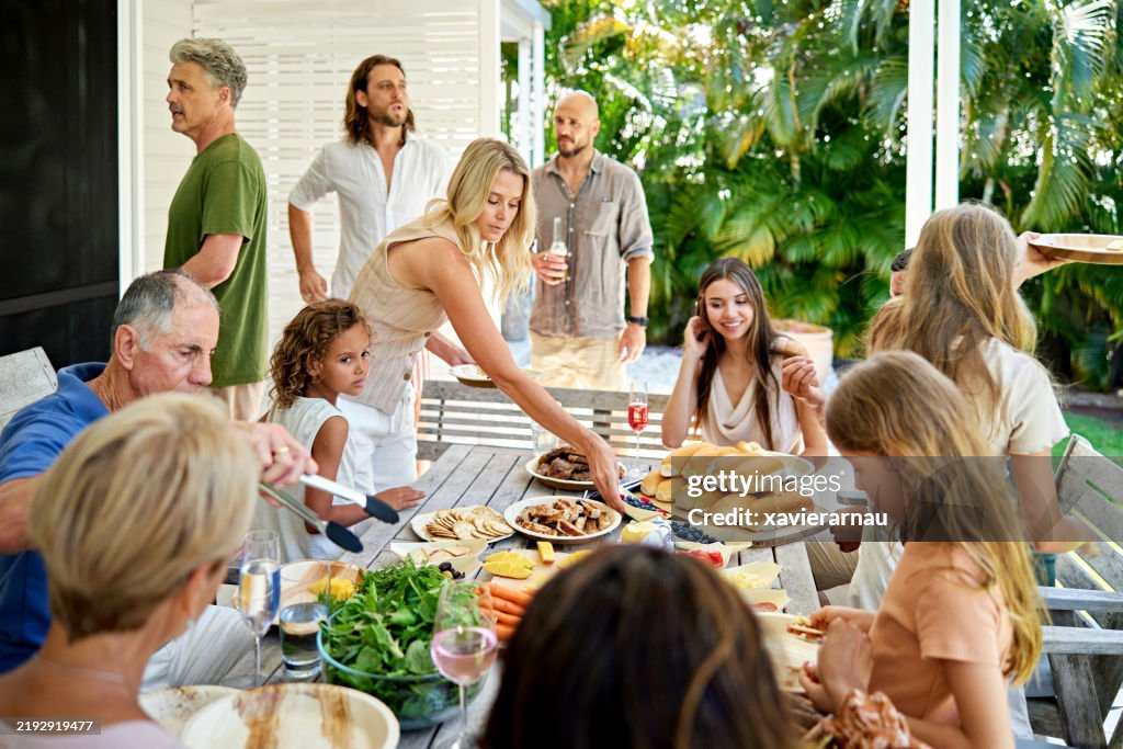 Familientreffen um den Terrassentisch zum Nachmittagsessen