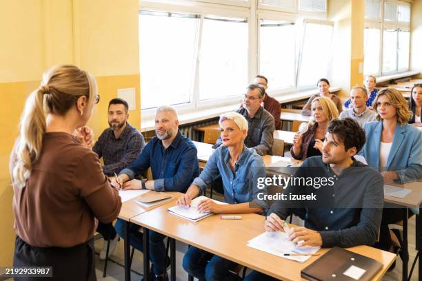adult students during education training class - aluno mais velho imagens e fotografias de stock