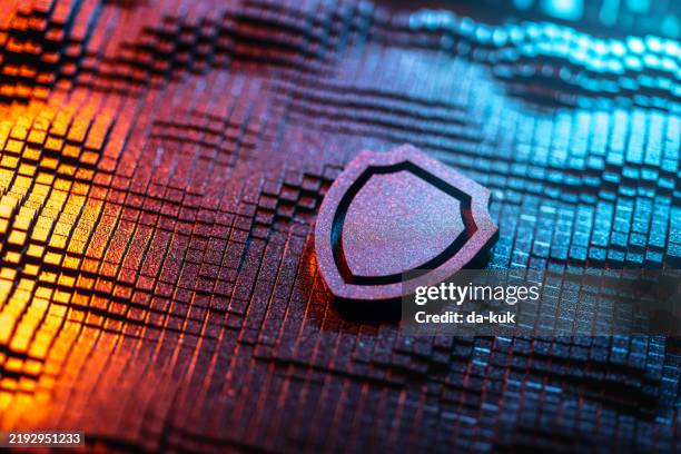 escudo digital sobre fondo abstracto que representa la ciberseguridad y la protección de datos - guardar fotografías e imágenes de stock