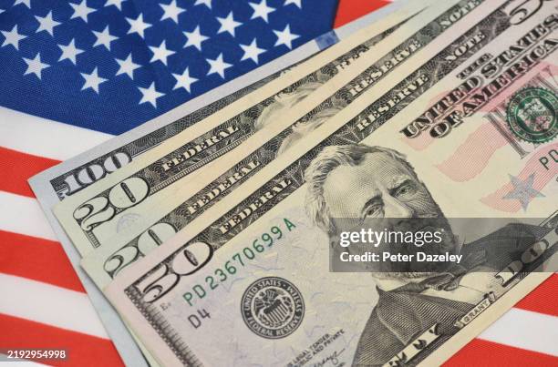 usa flag and banknotes. - money-talks-englische-redewendung stock-fotos und bilder