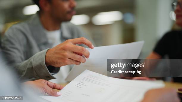 primer plano de profesionales de negocios revisando documentos - documento fotografías e imágenes de stock