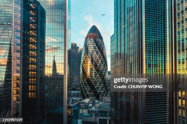 paesaggio urbano di londra con il gherkin building - cetriolino foto e immagini stock