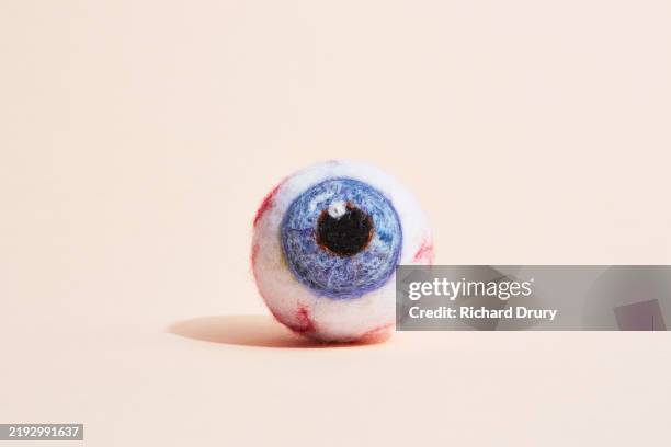 a human eye made of wool - globo ocular fotografías e imágenes de stock