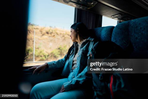 junge touristin, die durch das fenster im bus schaut - bus stock-fotos und bilder