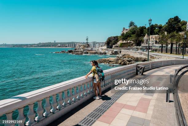 young tourist woman looking at view in viña del mar, chile - valparaíso chili stockfoto's en -beelden