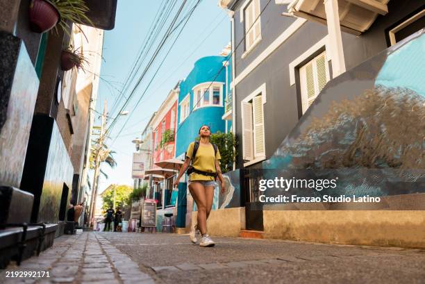 young tourist woman walking in valparaiso, chile - valparaíso chili stockfoto's en -beelden