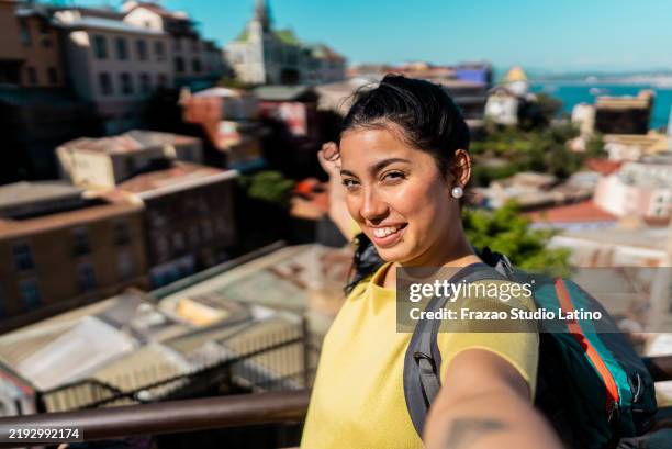 young tourist woman taking selfie in valparaiso, chile - camera point of view - valparaíso chili stockfoto's en -beelden
