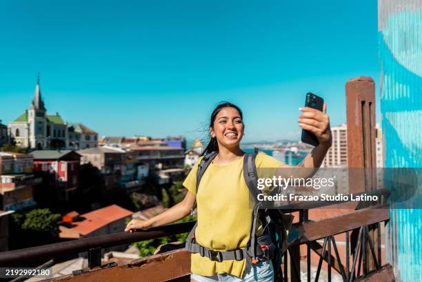 young tourist woman taking selfie in valparaiso, chile - valparaíso chili stockfoto's en -beelden