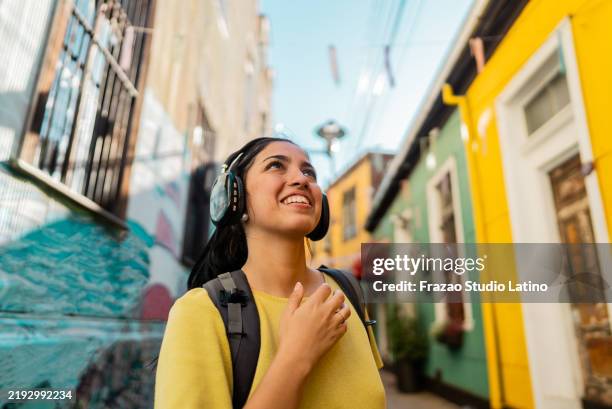 young tourist woman walking looking around in the city - valparaíso chili stockfoto's en -beelden