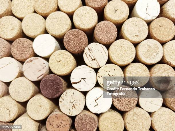 bottle cork background - bouchon en liège photos et images de collection