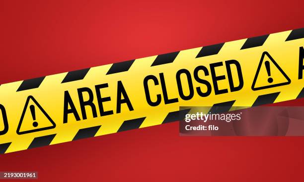 ilustraciones, imágenes clip art, dibujos animados e iconos de stock de área cerrada cinta de barricada amarilla - señal de prohibido la entrada