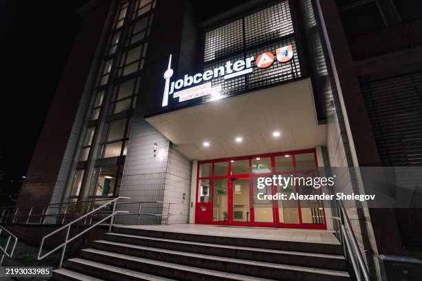 job center in berlin, mitte. - agentur stock-fotos und bilder