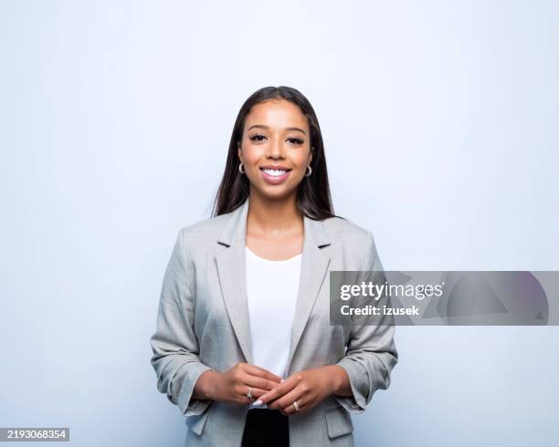 retrato de mujer joven agradable - encuadre cintura para arriba fotografías e imágenes de stock