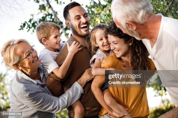 alegre familia extendida divirtiéndose en la naturaleza. - familia multigeneracional fotografías e imágenes de stock