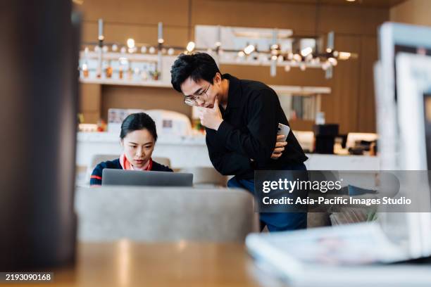 asian business people having a meeting on laptop at a coffee shop in hotel. - singaporean culture stock pictures, royalty-free photos & images