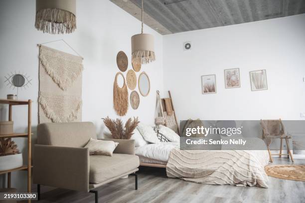 boho-chic bedroom with neutral tones and natural textures - boho-stil stock-fotos und bilder