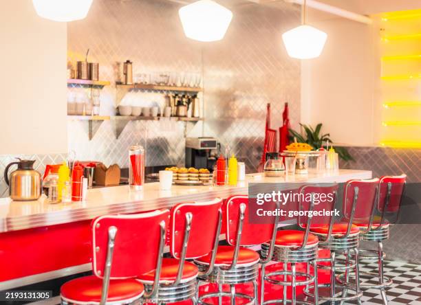 intérieur rétro american diner - snack bar photos et images de collection