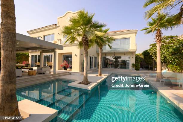 große luxuriöse villa mit pool im nahen osten - ferienhaus stock-fotos und bilder