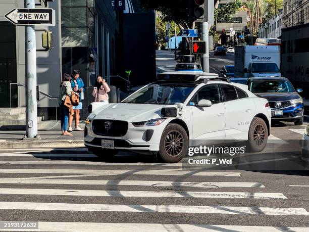 waymo self driving taxi holt leute in downtown la ab - fahrerloses auto stock-fotos und bilder