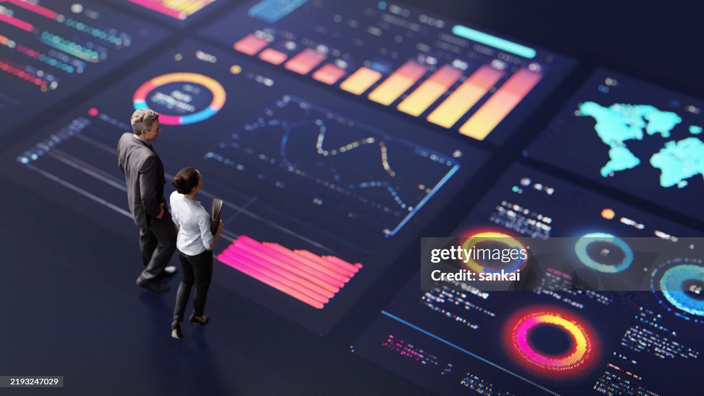 Equipe de negócios analisando painéis digitais interativos com visualizações de dados