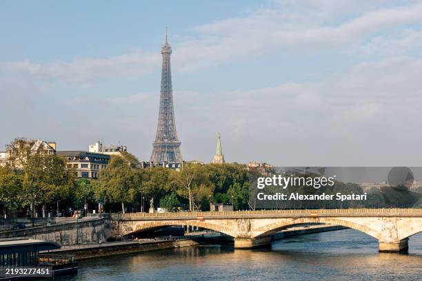 eiffel tower with seine river and pont des invalides bridge, paris, france - puente de los inválidos fotografías e imágenes de stock