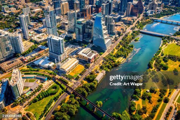 austin skyline antenne - austin texas stock-fotos und bilder