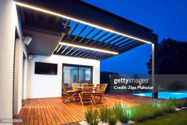élégante terrasse de maison moderne patio extérieur la nuit - pergola bois photos et images de collection