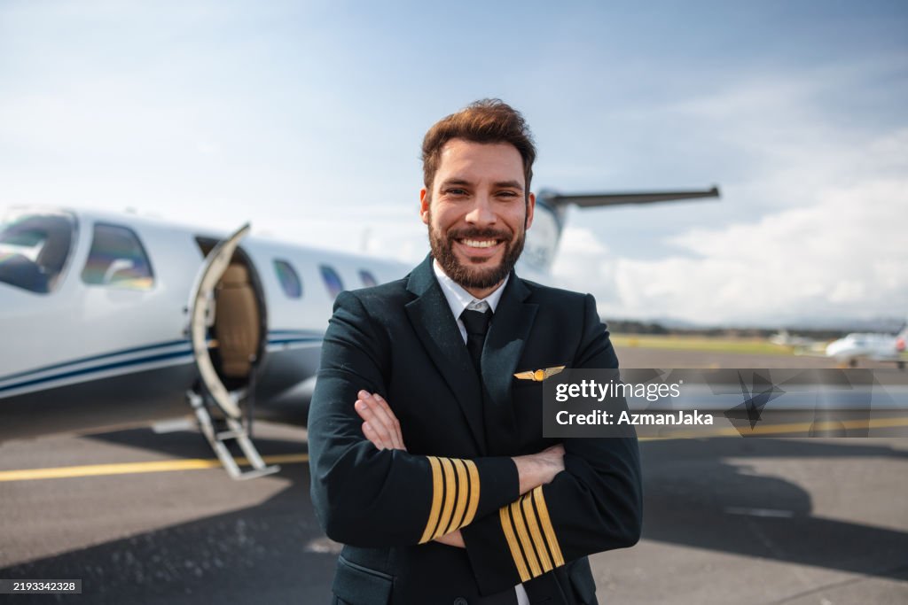 Selbstbewusstes Pilotenporträt vor dem Privatjet