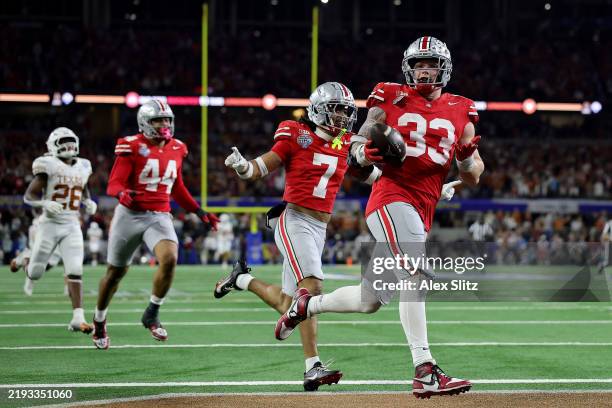 Jack Sawyer of the Ohio State Buckeyes scores a touchdown after recovering a fumble in the fourth quarter against the Texas Longhorns during the...