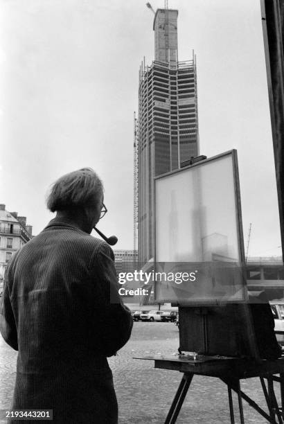 Photo prise le 8 Août 1972 d'un peintre reproduisant la construction de la Tour Montparnasse, Paris.