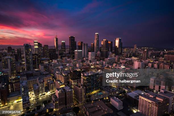 weite luftaufnahme von downtown los angeles bei sonnenuntergang - südkalifornien stock-fotos und bilder