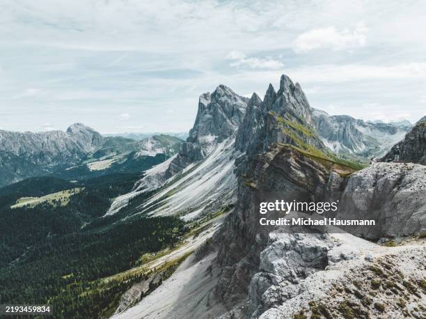mountain ridges, the shapr seceda - mountain ridge line stock pictures, royalty-free photos & images