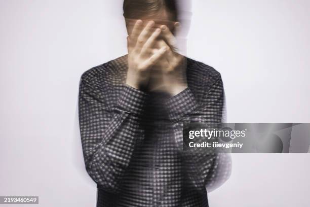 stressed man - hyperkinetische störung stock-fotos und bilder