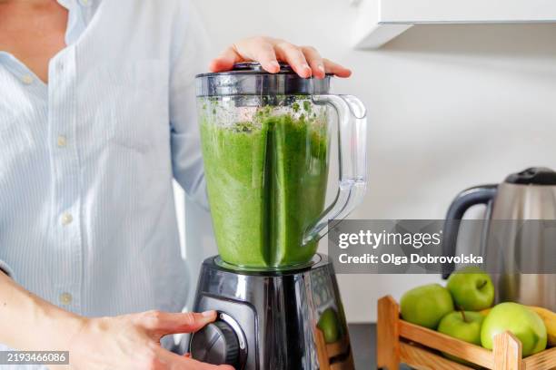 a close-up shot of the blender while making a smoothie - licuadora fotografías e imágenes de stock