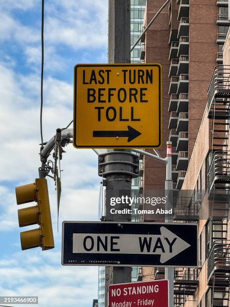 congestion pricing traffic cameras in midtown east new york city - license plates us stock pictures, royalty-free photos & images