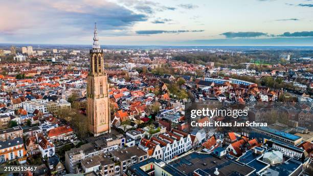 panoramablick aus der luft auf amersfoort mit dem onze lieve vrouwe tower bei sonnenuntergang - utrecht stock-fotos und bilder