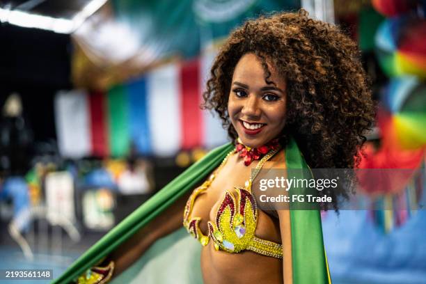portrait of a dancer holding brazilian flag during a carnival event - carnaval evento de celebração imagens e fotografias de stock